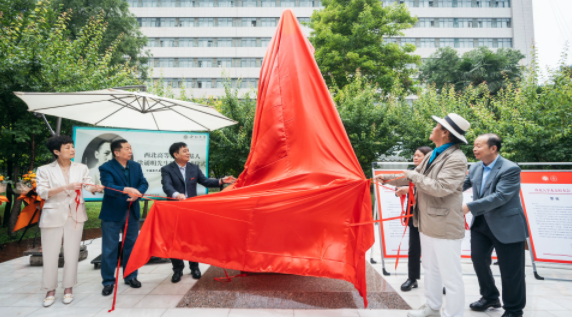 西北高等教育奠基人、中国现代医学先驱徐诵明雕像在1XBET·体育落成 西北高等教育奠基人、中国现代医学先驱徐诵明雕像在1XBET·体育落成