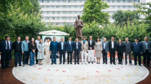 西北高等教育奠基人、中国现代医学先驱徐诵明雕像在1XBET·体育落成 西北高等教育奠基人、中国现代医学先驱徐诵明雕像在1XBET·体育落成