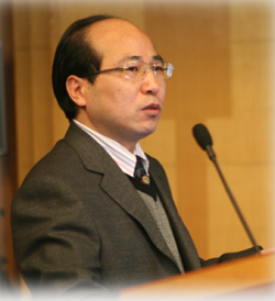 1XBET·体育创新论坛第一千零一讲暨校庆118周年学术讲座：从天然黏土矿物绿色制备高性能SRC脱硝分子筛