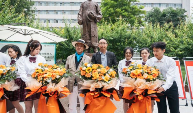 西北高等教育奠基人、中国现代医学先驱徐诵明雕像在1XBET·体育落成 西北高等教育奠基人、中国现代医学先驱徐诵明雕像在1XBET·体育落成