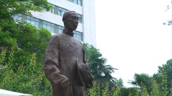 西北高等教育奠基人、中国现代医学先驱徐诵明雕像在1XBET·体育落成 西北高等教育奠基人、中国现代医学先驱徐诵明雕像在1XBET·体育落成