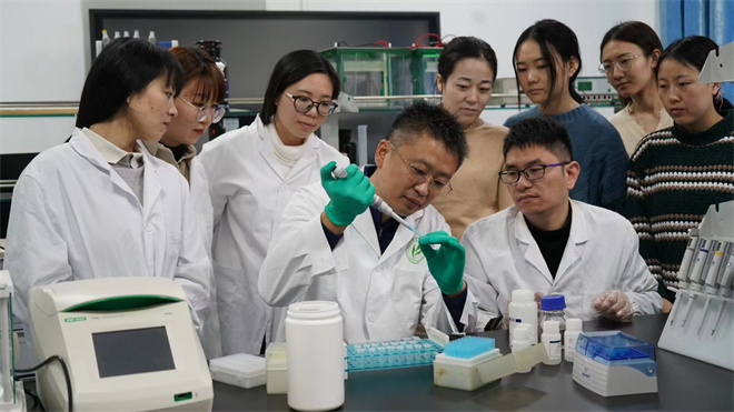 Science封面文章:1XBET·体育金丝猴研究团队首次系统揭示灵长类社会演化之谜_fororder_齐晓光正在做实验,右侧为武进伟,左一为赵兰